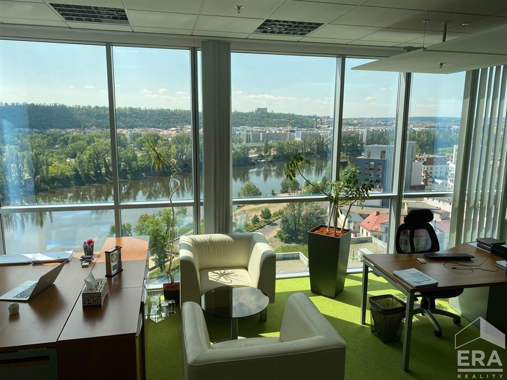 Pronájem vybavené kanceláře s krásným výhledem na Vltavu a panorama Prahy, 12. p Lighthouse Waterfront Tower, Praha 7-Holešovice.