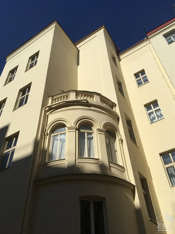 Pronájem prostorného,tichého bytu 3+1,129m2 s balkonem v historické části Prahy na Novém Městě Hálkova ul. 25 500Kč/měsíc