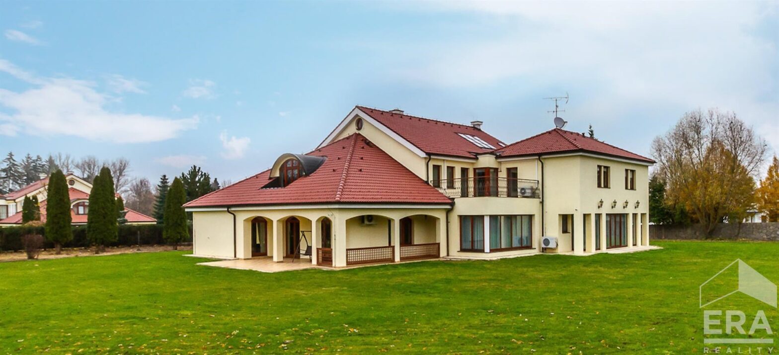 Luxusní vila po rekonstrukci s velkou zahradou, u Průhonického parku, Jesenice