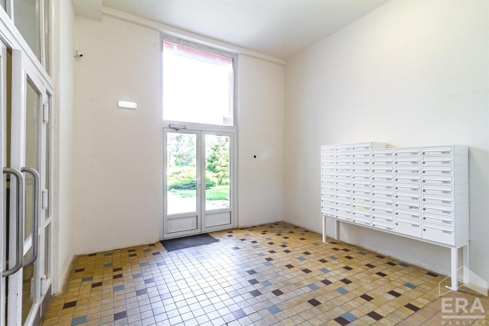 Prodej bytu 3+1 s lodžií a sklepem (60 m2), ul. Evropská, Praha 6