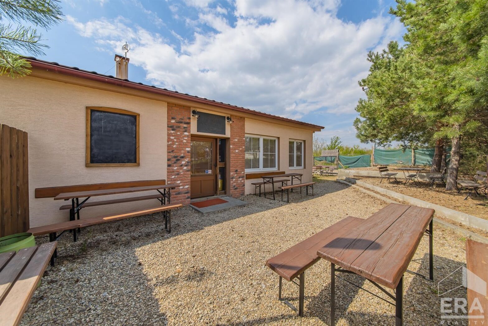Prodej restaurace 177m2, pozemek 411m2 v Tasovicích