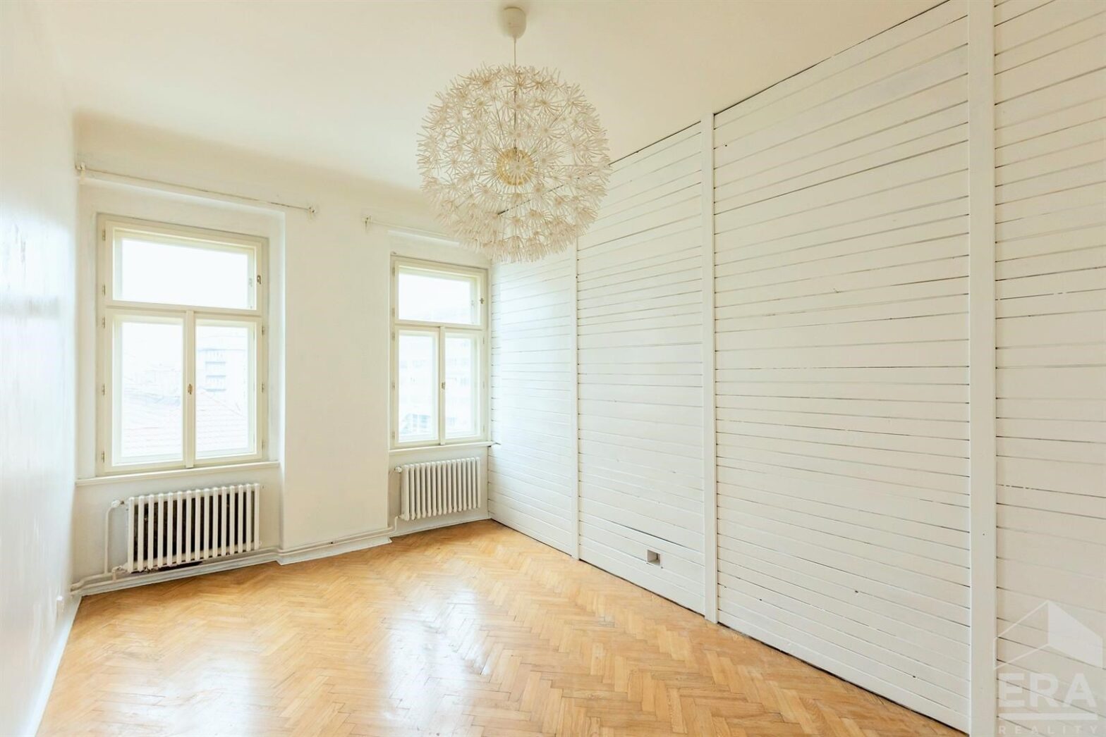 Prostorný, slunný, nezařízený byt 5+2, 220m2, balkon, ul. Na Bělidle, Praha 5 – Smíchov – Volný ihned