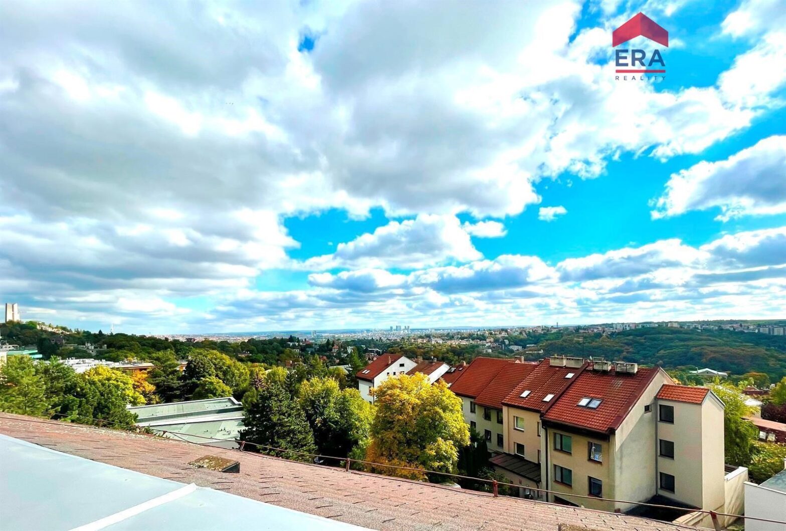 REZERVACE – Pronájem mezonetového bytu 3+1 s balkonem (87 m2), Hřebenka, Praha 5