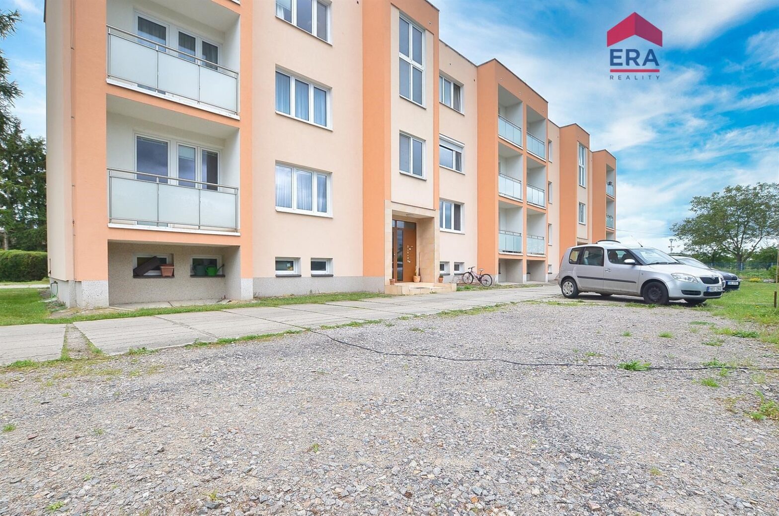 Pronájem bytu 3+1, 74m2, 2x balkon, parkování, pozemek, Poděbrady – Polabec